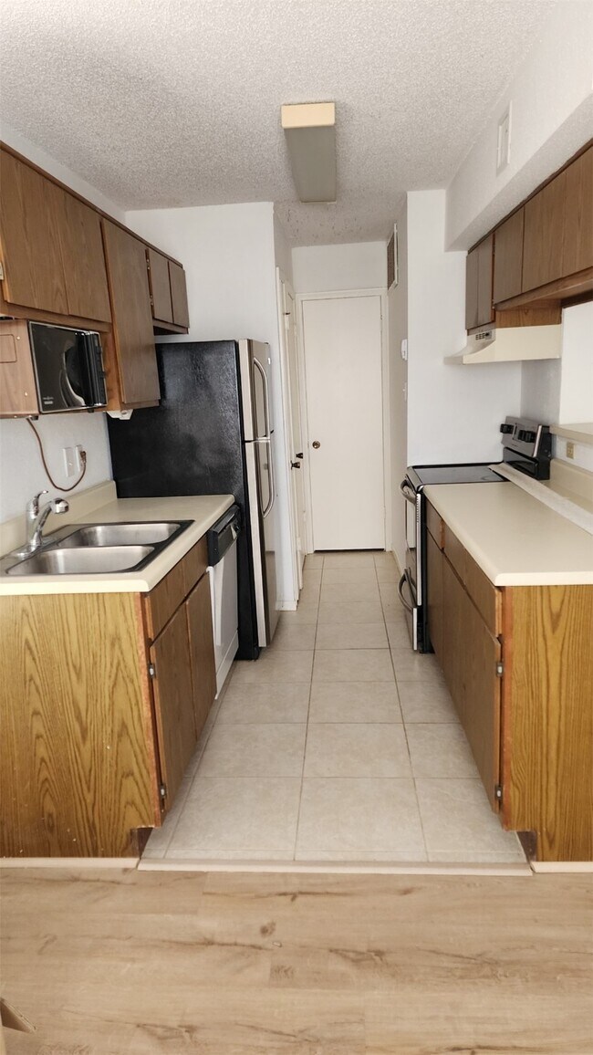 Primary Photo - 2750 Holly Hall St