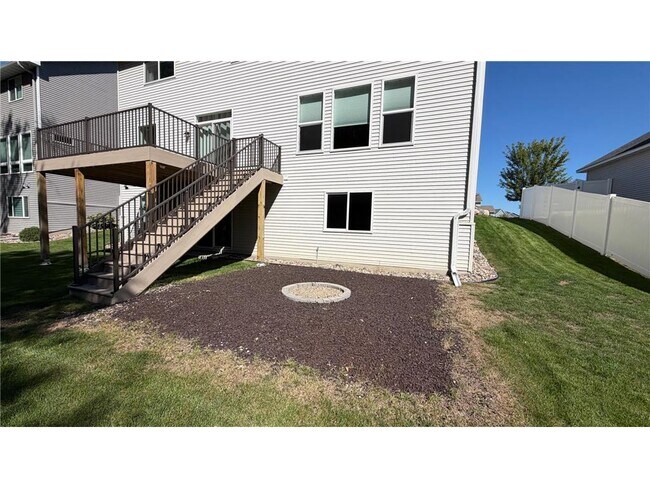 Building Photo - 5590 Upper 179th St W