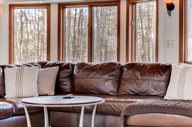 Building Photo - 441 Burlingham Rd