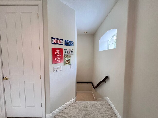 Building Photo - GORGEOUS SINGLE FAMILY HOME - PROPERTY  FU...