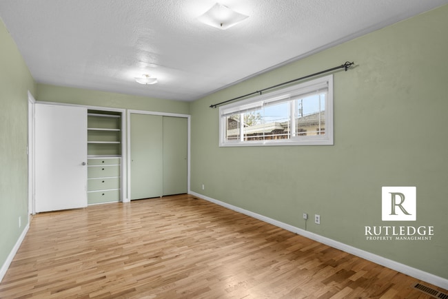 Building Photo - 3 Bedroom / 2 Bath - Ranch Style Home West Medford / Huge Back Yard!