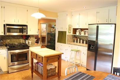 Building Photo - Gorgeous 4/3 Home with fenced yard and garage