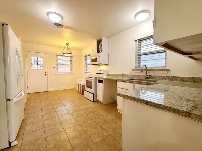 Building Photo - 1830 Viewcrest Dr