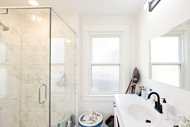 Building Photo - Charming & Updated Pet-Friendly Belmont Rental