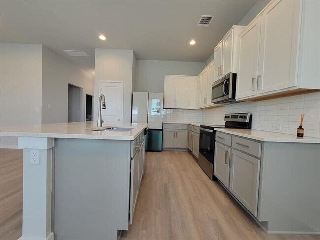 Building Photo - 1301 Showbox St