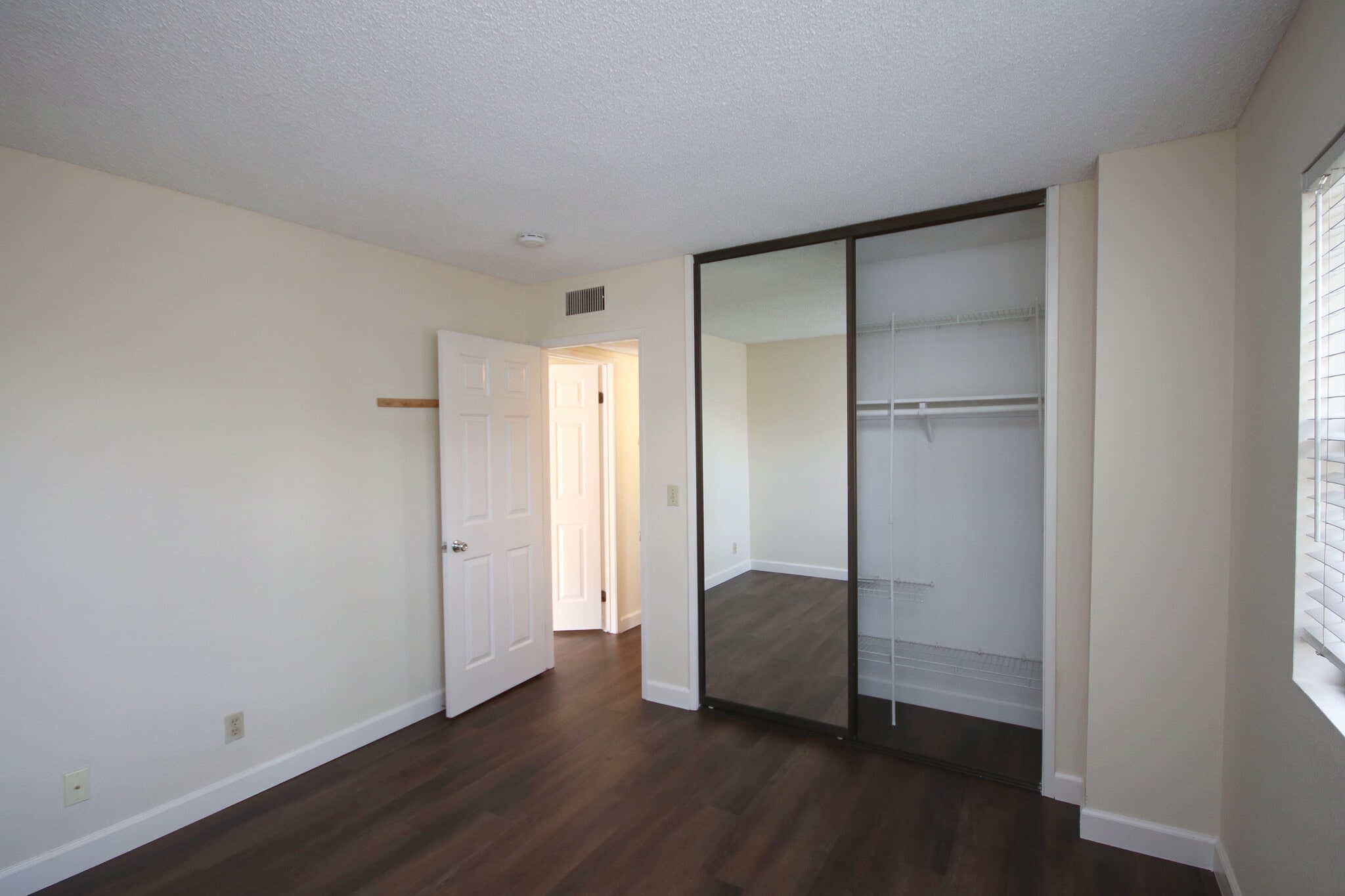 Building Photo - 416 N Bushnell Ave