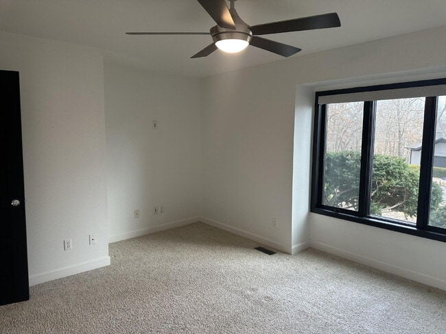 Building Photo - 4 Lois Ln