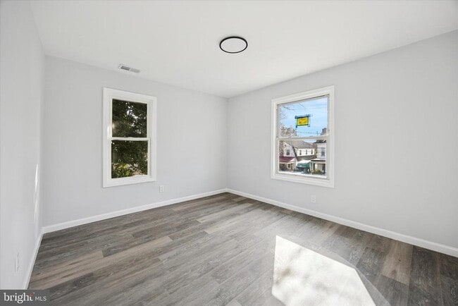 Building Photo - 566 Rutherford Ave