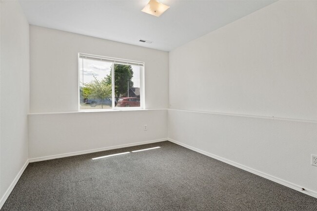 Building Photo - 814