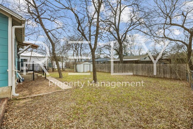 Building Photo - 933 E 56th St