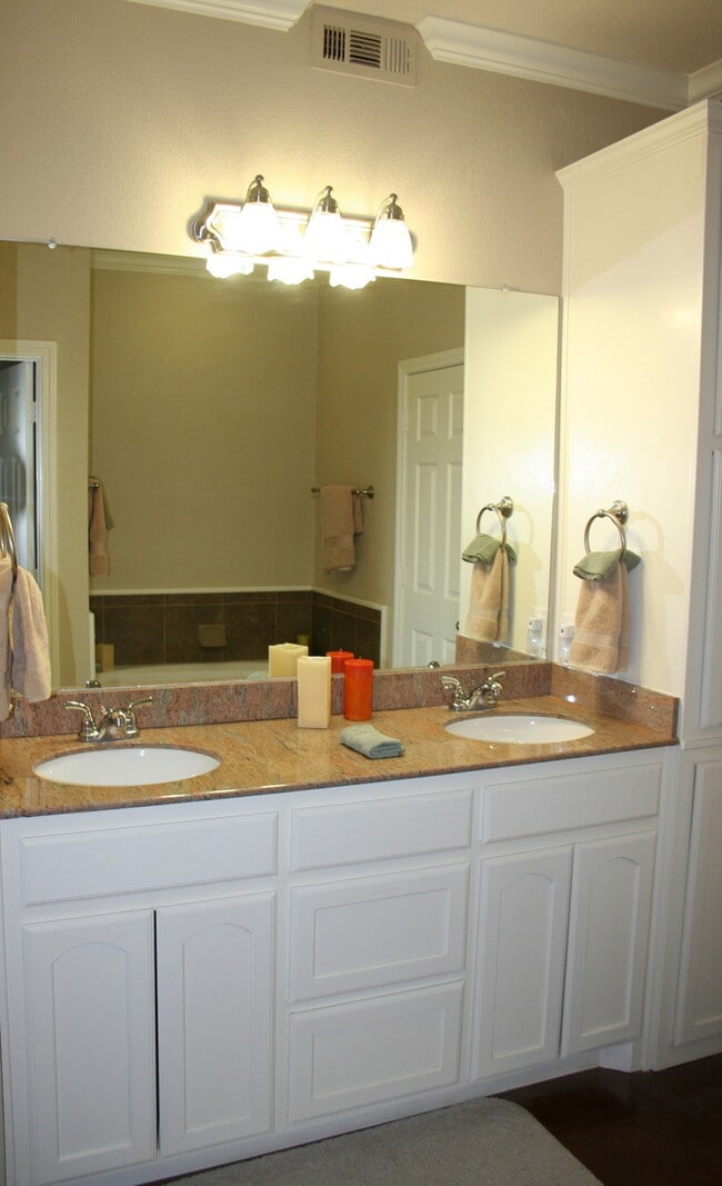 Building Photo - Salem Way Luxury Duplex