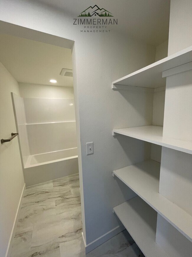 Building Photo - Newly remodeled house in a quiet neighborhood in Springfield