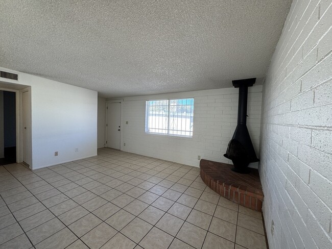 Building Photo - Introducing a charming 2 bedroom, 1 bathro...