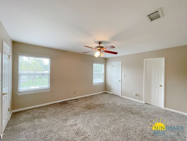 Building Photo - Beautiful 3 Bedroom Townhouse Close to Bot...