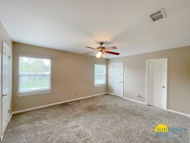 Building Photo - Beautiful 3 Bedroom Townhouse Close to Both Bases!