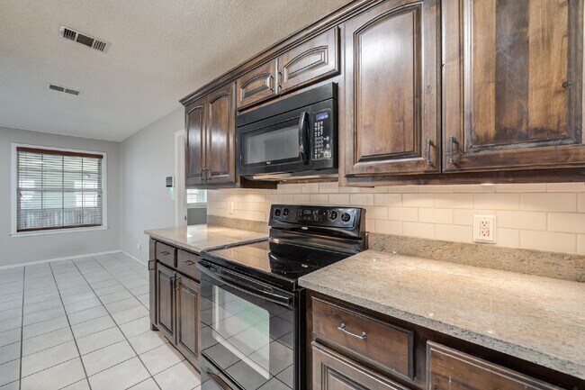 Building Photo - Spacious 3 bed 2 bath with Large Bonus Room!!