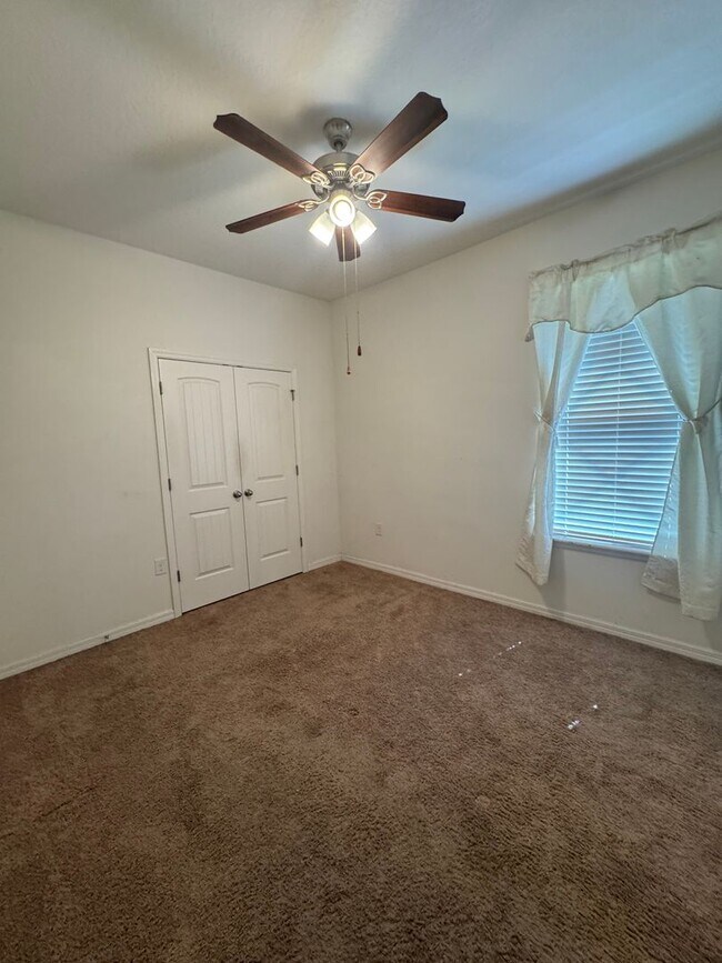 Building Photo - SPACIOUS 4BR/2BA IN THE SAINT CLOUD AREA