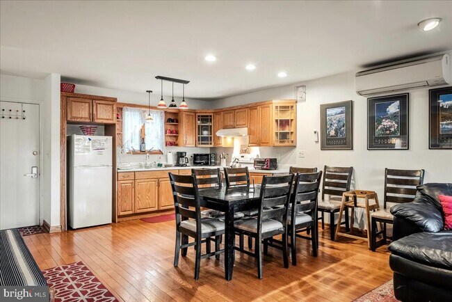 Building Photo - 31 Middle Village Way