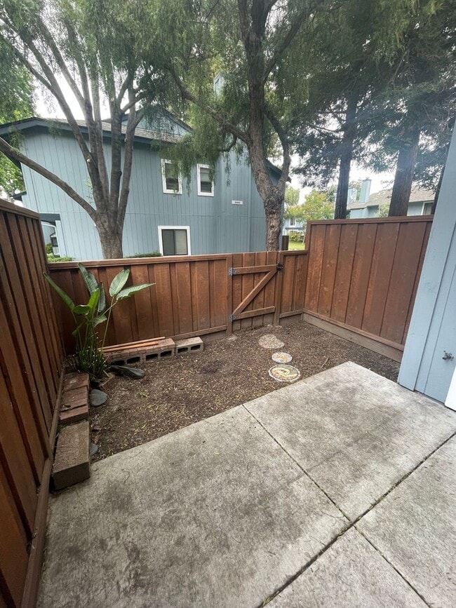 Building Photo - $3190 -- Beautifully Remodeled Townhome in...