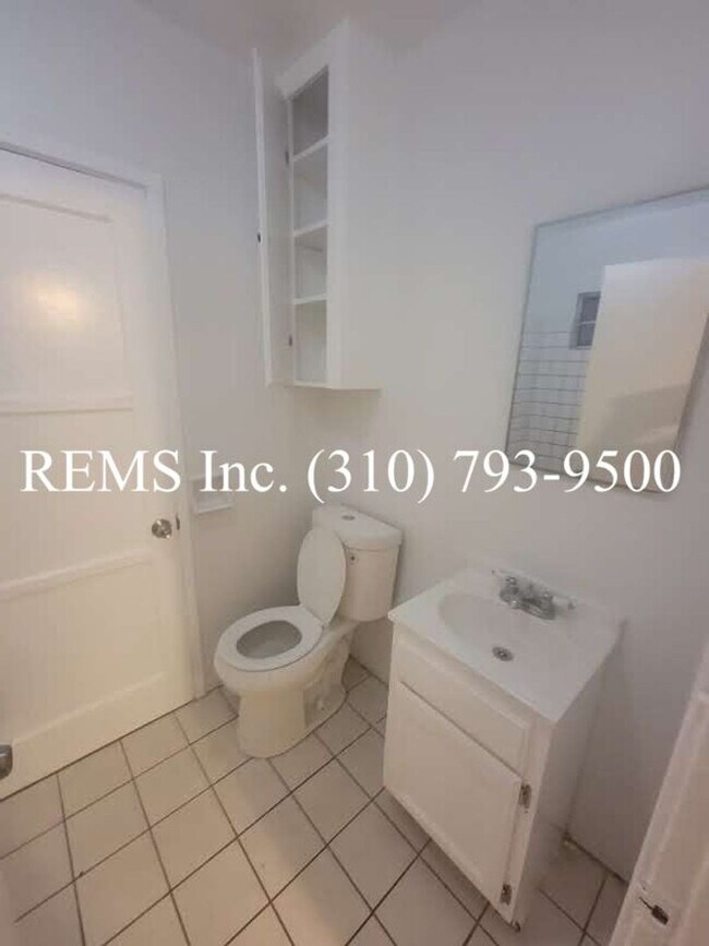 Building Photo - Front House with Garage Parking and Laundry Hookups