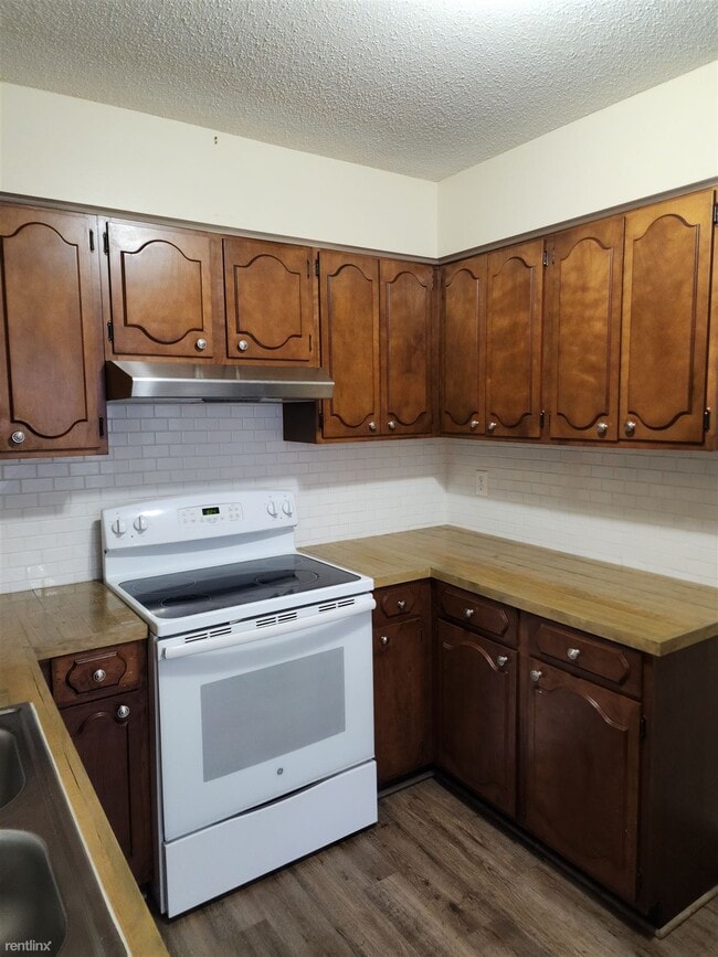 Building Photo - 3 br, 1.5 bath Duplex - 8 Hawthorne Place 10