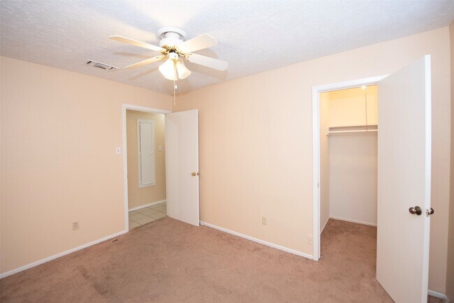 Building Photo - 4843 Beechaven St