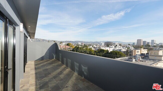 Building Photo - 930 S Robertson Blvd