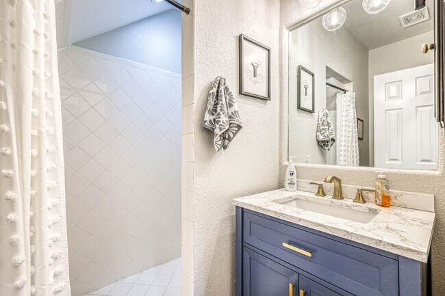 Building Photo - Beautiful Westside home FURNISHED with 4 b...