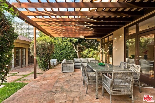 Building Photo - 133 S Swall Dr