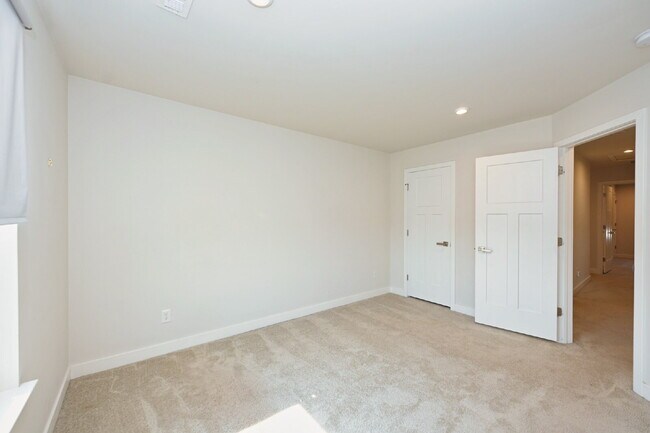 Building Photo - Rent to Own Option - Beautiful, like new 3BR/2.5BA townhouse in Goodlettsville