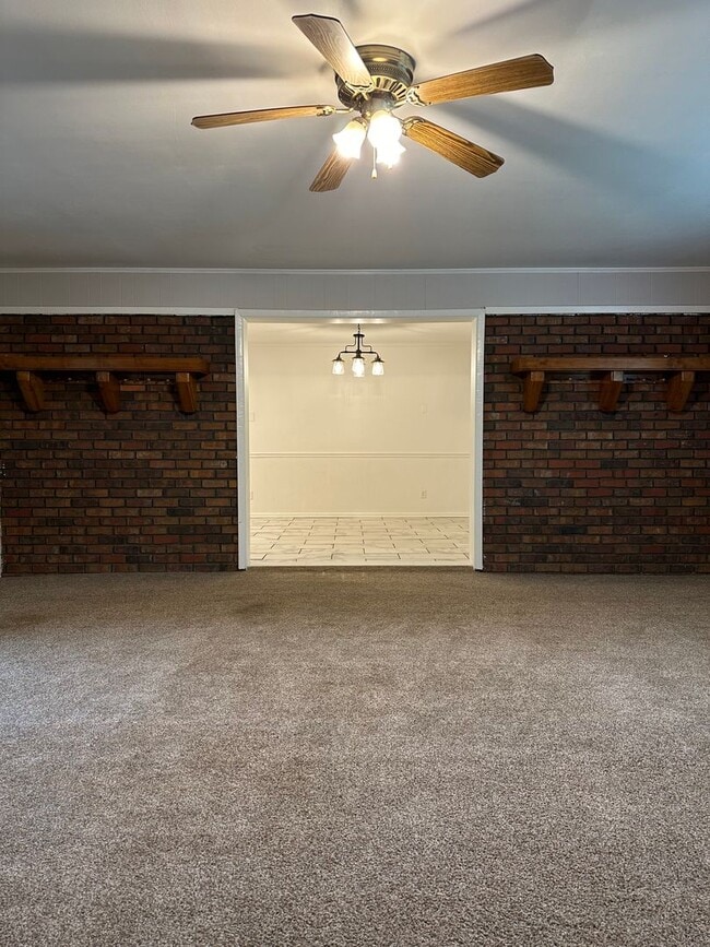 Building Photo - Large Home on the Eastside on a deadened street - Pre Lease