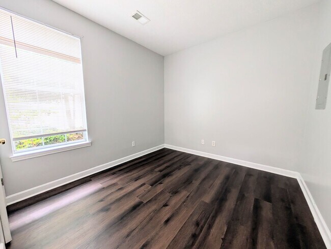 Building Photo - 484 River Oaks Dr