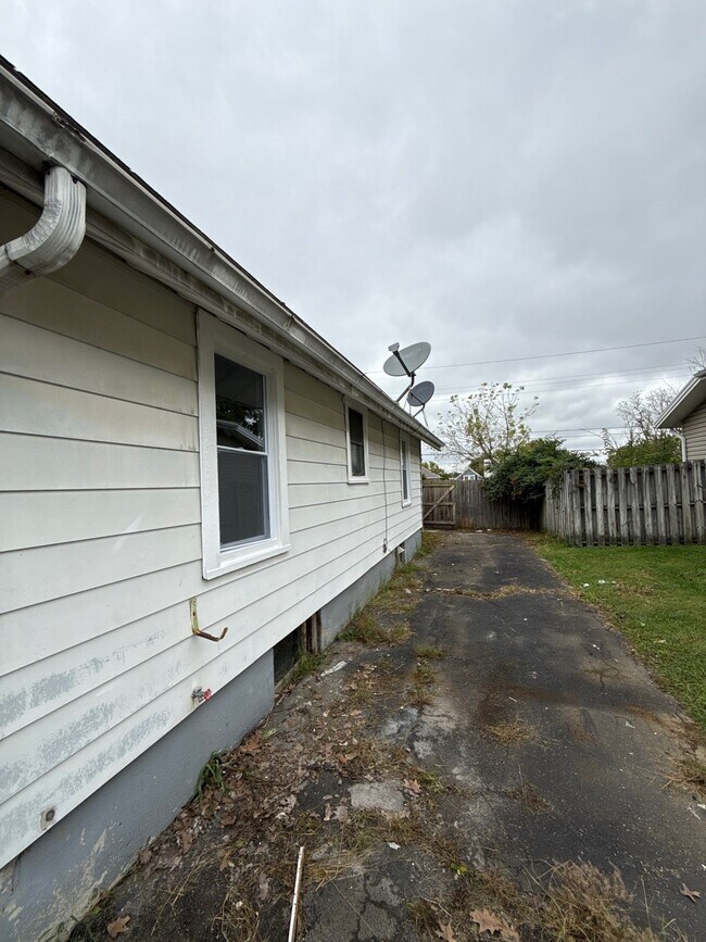 Building Photo - 4119 Farnham Ave