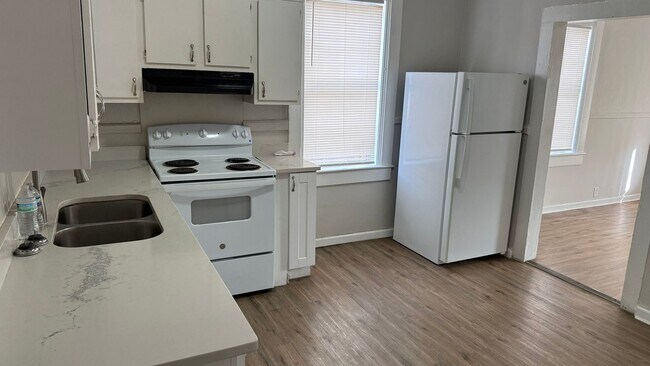 Building Photo - MOVE IN SPECIAL: $650 OFF 1ST MONTH'S RENT!**