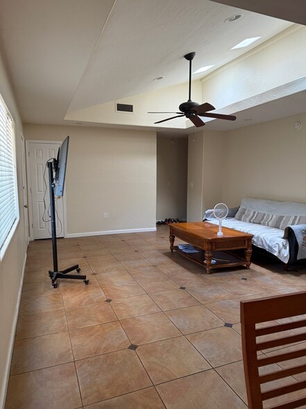 Building Photo - 722 E Encanto Dr