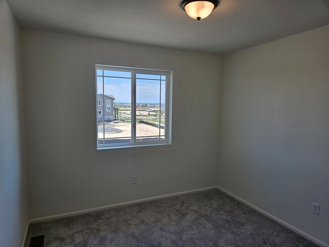Building Photo - 5 Bed 3.5 Bath Home with a park and Commun...