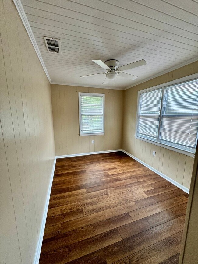 Building Photo - 4 Bed 2 Bath Brick House