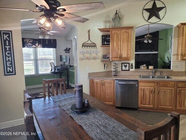 Building Photo - 906 County Rd 217