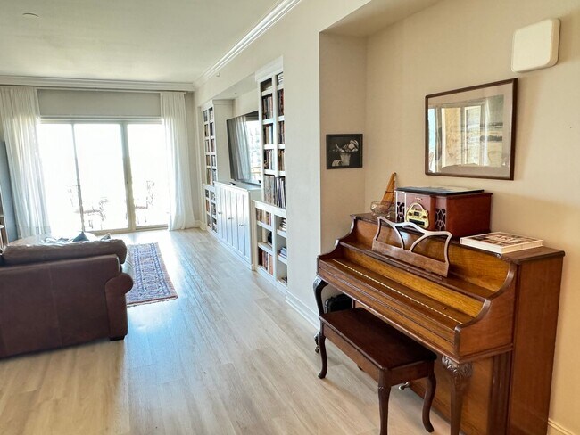 Building Photo - Seasonal/short term 3/2 renovated Ritz Carlton beauty with long water views