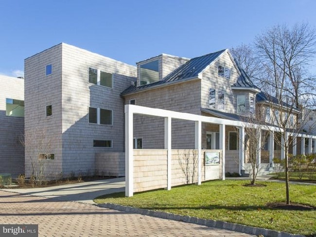 Building Photo - 11 Greenview Ave