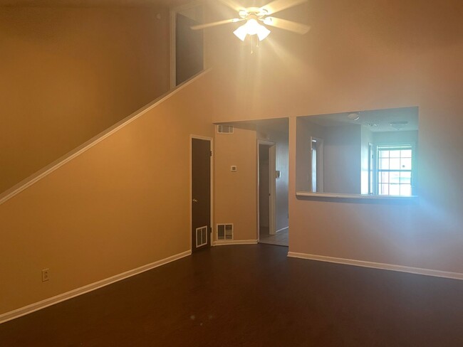 Building Photo - Cozy 2 bedroom/2 bathroom townhome