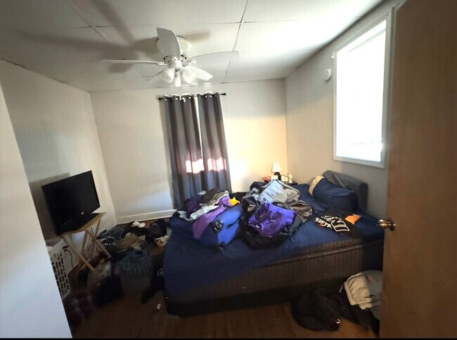 Building Photo - 611 W 12th St