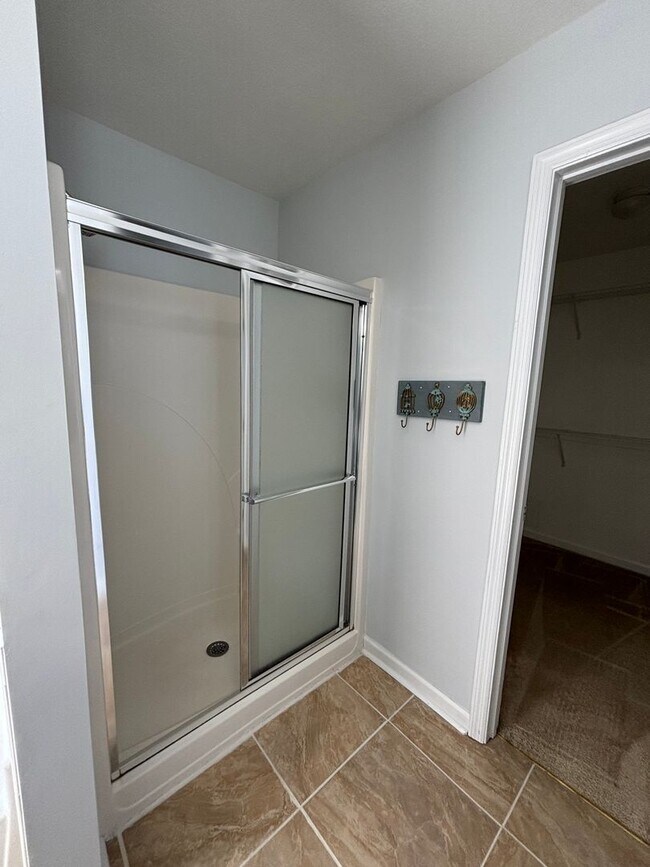 Building Photo - 2026 Lake Forest Dr