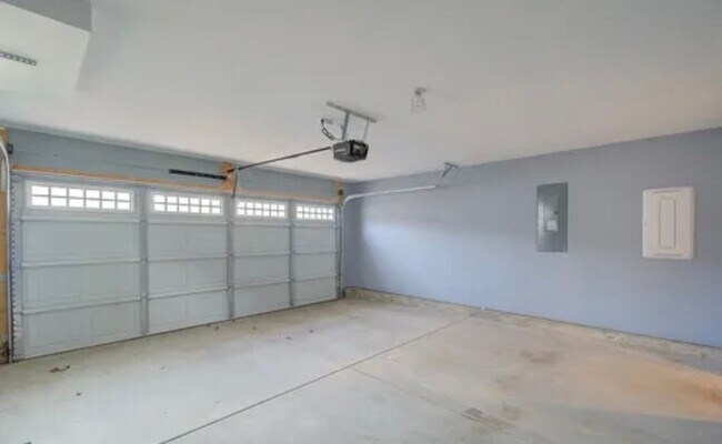 Building Photo - Spacious 4/2.5 Move In Ready Now