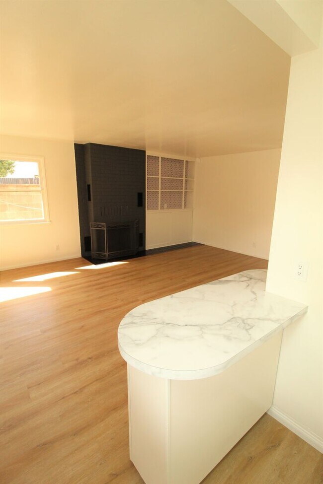 Building Photo - Midtown Ventura Studio with Great Amenities!