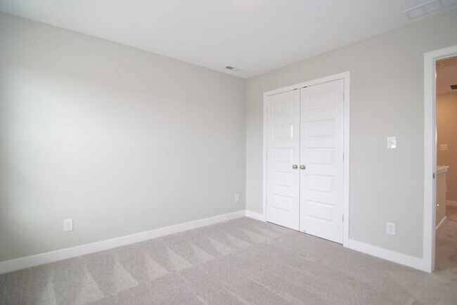 Building Photo - Beautiful Zionsville Townhome - *Special Offer!