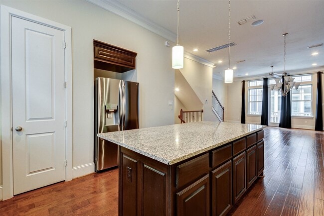 Building Photo - 720 N Shepherd Dr