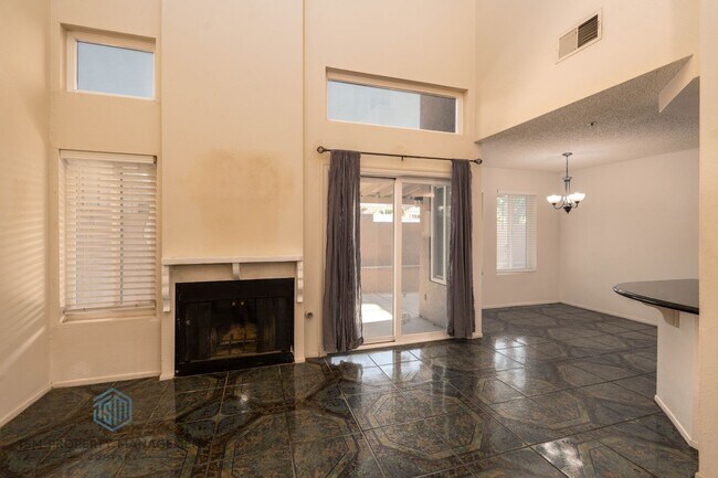 Building Photo - 3 Bed 2.5 Bath House in Desirable Community of Southridge Fontana