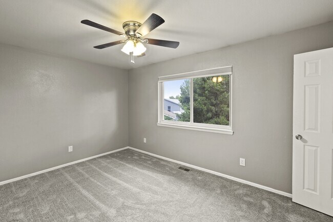 Building Photo - 5647 Old Farm Cir E