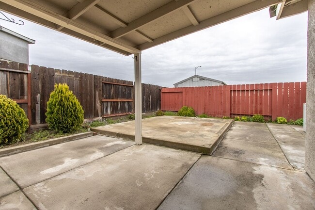 Building Photo - Beautiful Spacious Country Living Home!